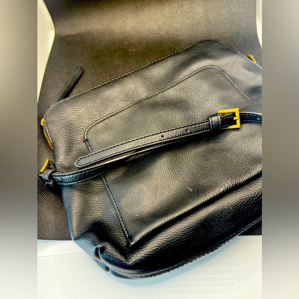 Universal Thread Black Crossbody.